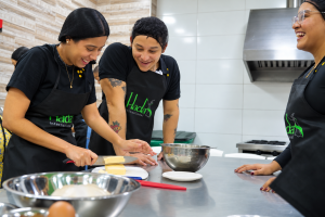 Clase de cocina entre sonrisas y sabores