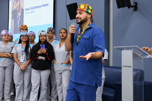 Conferencia médica con superhéroes y sonrisas