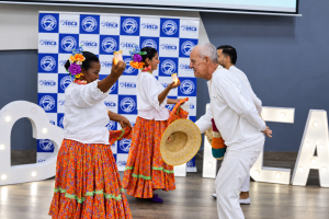 Danza folclórica con velas y sombrero